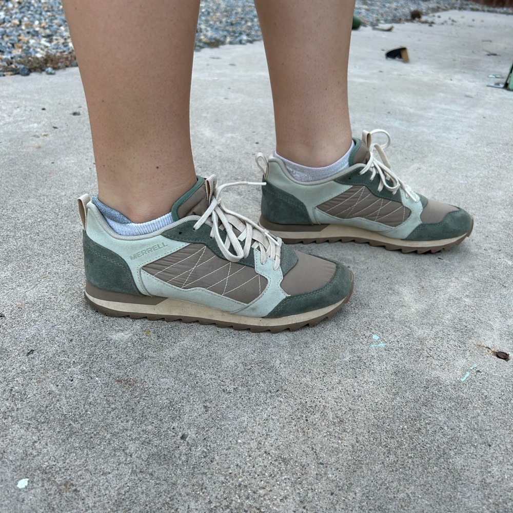 Merrell hiking shoes women’s US 9.5